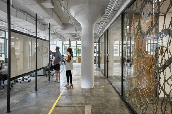 辦公室裝修得真文藝復古，忍不住拿來曬曬！