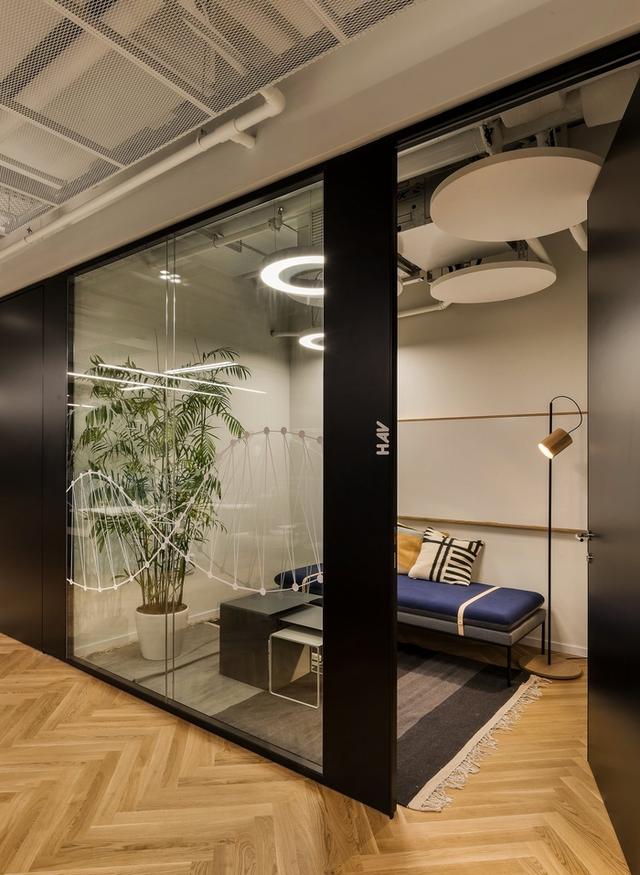 辦公空間:***生物科技公司工業(yè)風格辦公室設(shè)計