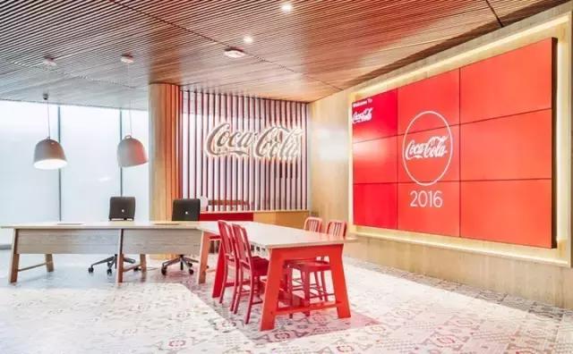 既有感官愉悅，又能體現(xiàn)品牌價值，我就服可口可樂的辦公