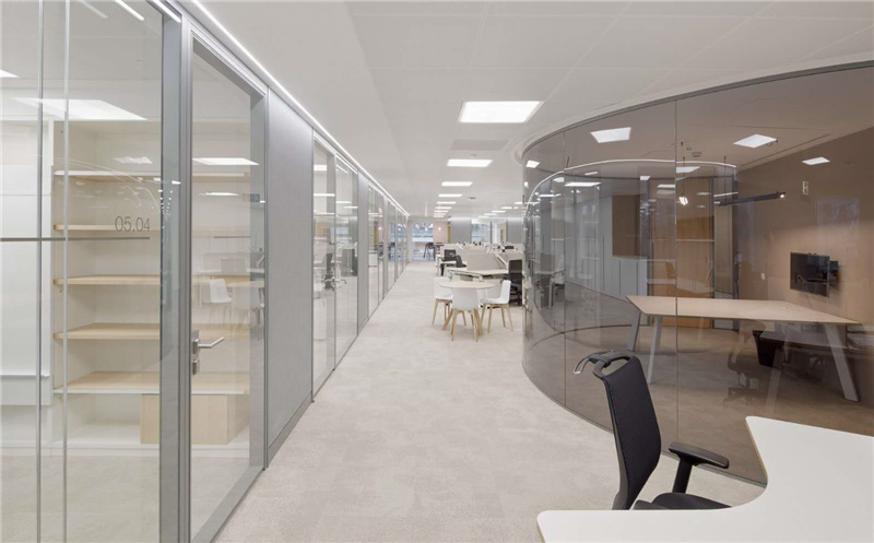 極簡風(fēng)格辦公室設(shè)計(jì)，把純凈體現(xiàn)到較高程度！